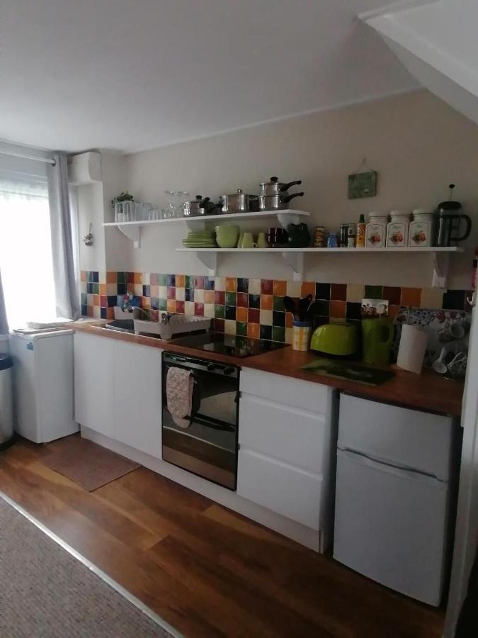 Le Chalet - 2 Bedroom Chalet House Sleeps 3 Pembroke Luaran gambar